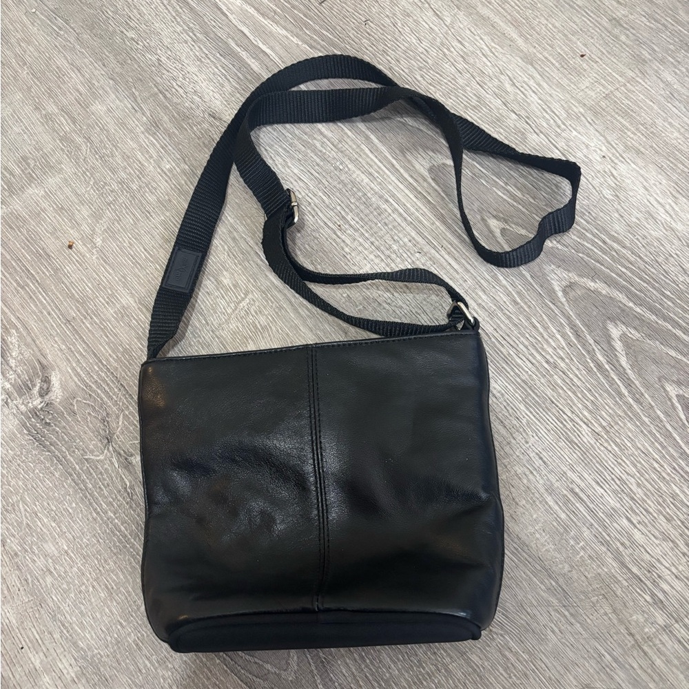Wilson’s and Maxima soft leather crossbody 7.5 by 6 inches